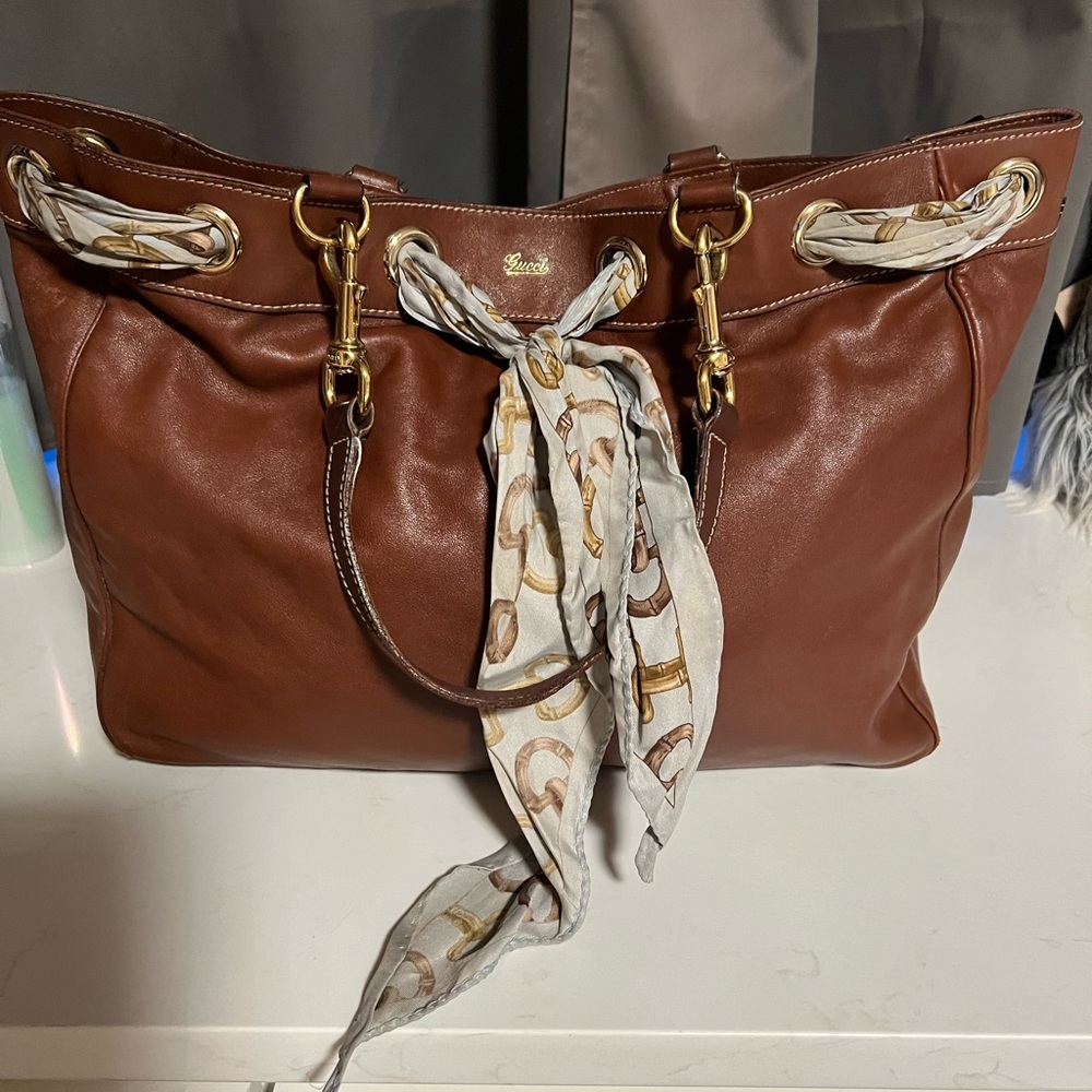 Gucci Brown Leather Tote 💯 Gold hardware